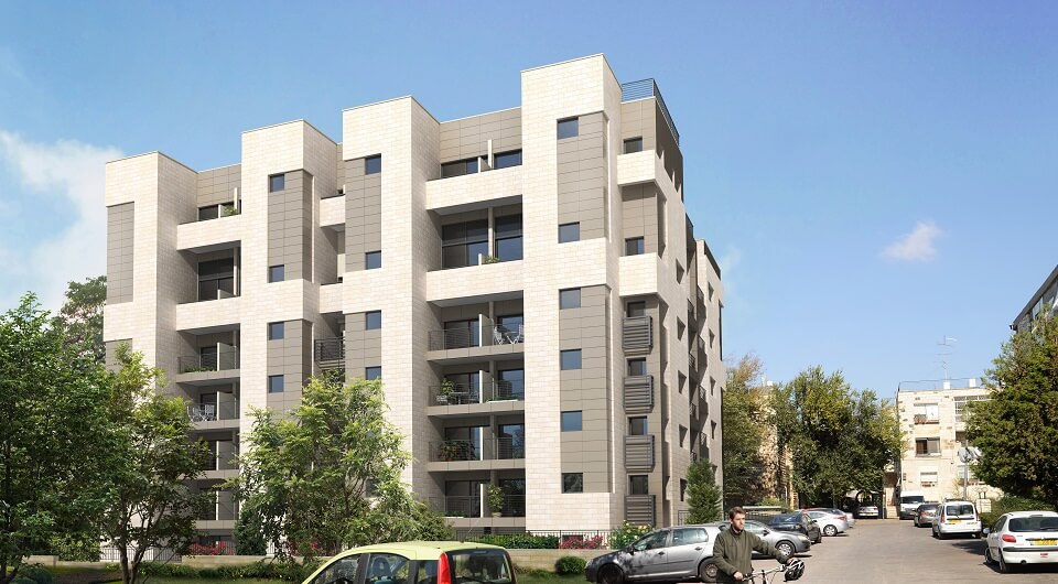 בניין, דשא ועצים, מכוניות חונות ואיש רוכב על אופניים